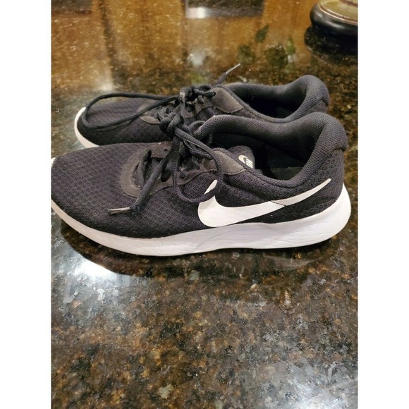 Nike Tanjun Women's Black Running Shoes Size 8 - Picture 4 of 8
